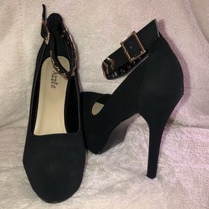 Black with gold heels 👠